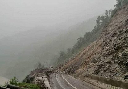 पृथ्वी राजमार्गमा सडक भाँसिदा यातायात अवरुद्ध