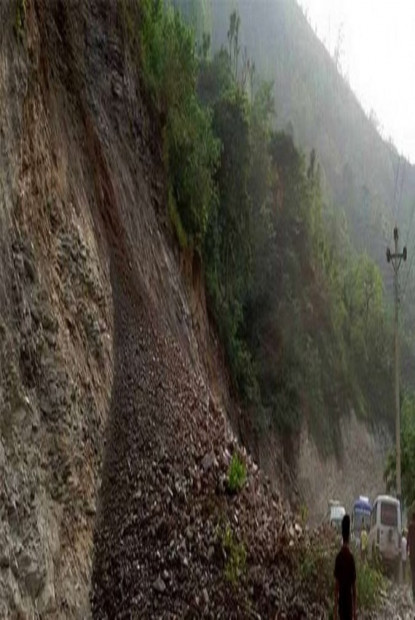विभिन्न स्थानमा पहिरो जाँदा हेलम्बु राजमार्ग अवरुद्ध