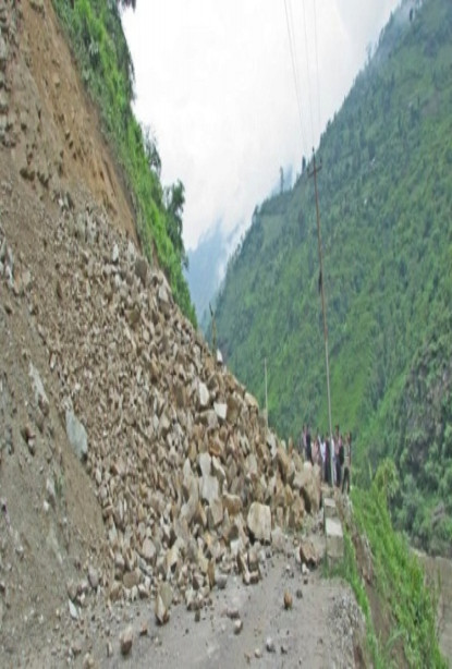 सुख्खा पहिरो खस्दा पृथ्वी राजमार्ग अवरुद्ध