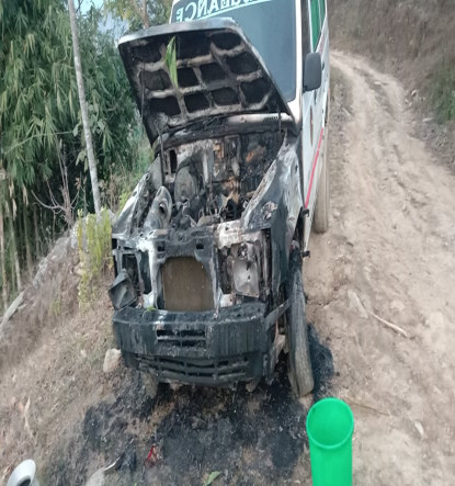 अज्ञात समूहद्वारा एम्बुलेन्समा आगजनी