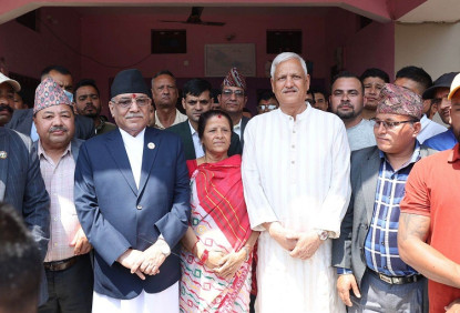 प्रधानमन्त्री प्रचण्ड एमाले सचिव लेखराज भट्टको घरमा