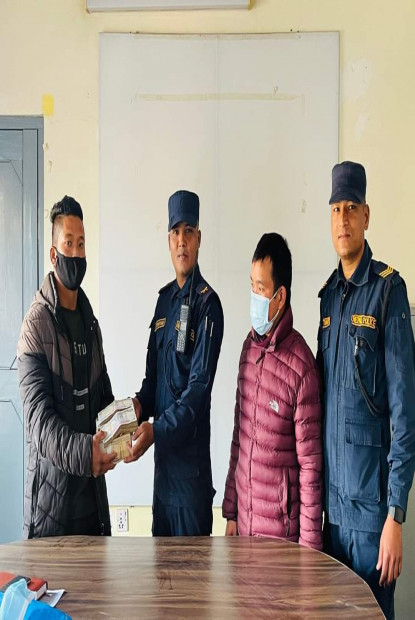 अटाेमा छुटेकाे ७ लाख रुपैयाँ चालकले फिर्ता गरे