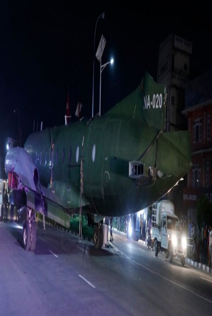 पखेटा नभएको विमान काठमाडौंको मुख्य सडकमा गुड्यो