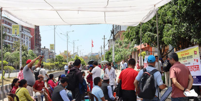 आन्दोलित शिक्षकले सडकमै गरे रक्तदान 