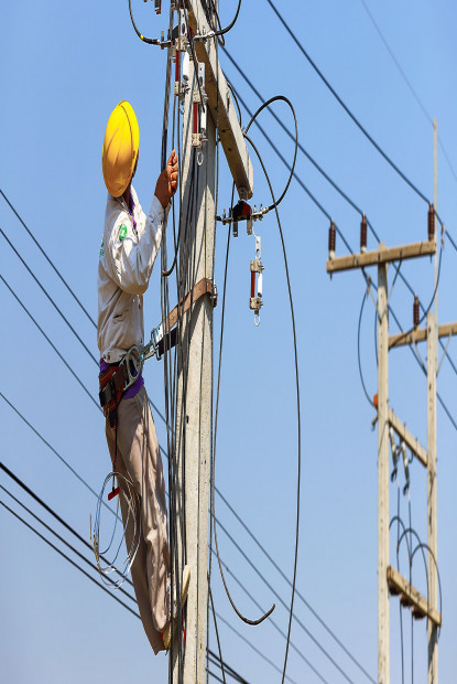 विद्युतको पोलबाट खसेर एक कर्मचारीको मृत्यु