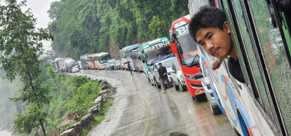बाढी र पहिरोले देशभरका मुख्य राजमार्ग प्रभावित, दुई राजमार्गमा रात्रिकालीन यात्रा बन्द