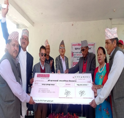 वडाध्यक्षद्वारा ५ वर्षको तलब विद्यालयलाई प्रदान