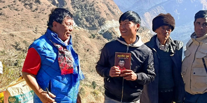 मतदाता भेट्दै, किताव बेच्दै महावीर पुन