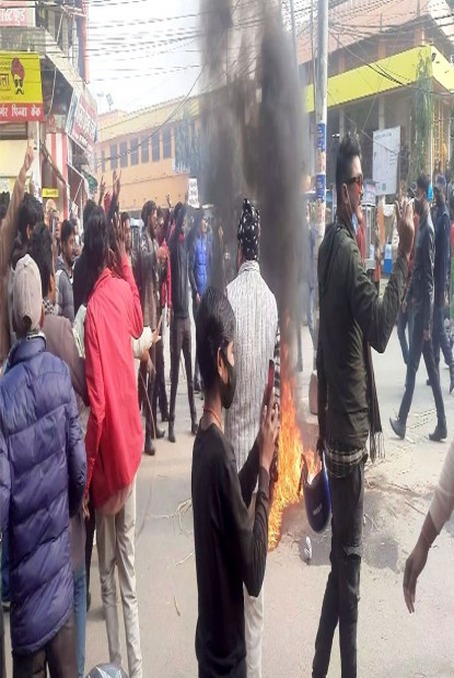 जनकपुरमा प्रधानमन्त्रीको पुतला दहन
