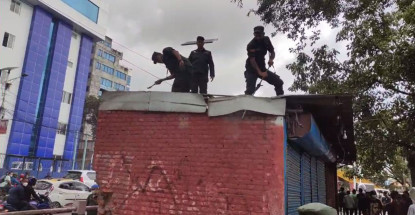 भत्काइए भोटाहिटी–रत्नपार्क जोड्ने अण्डरपासमाथि बनेका अवैध संरचना 