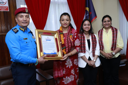 पेस्तोल ताक्दै लुट्न खोज्ने समूहको प्रतिकार गरी भगाउने महिला प्रहरी महानिरीक्षकद्वारा सम्मानित