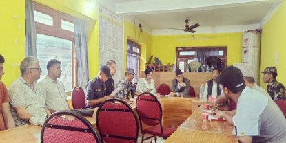 दार्चुलाका बाढीपहिरो पीडितलाई राहत वितरण गरिंदै
