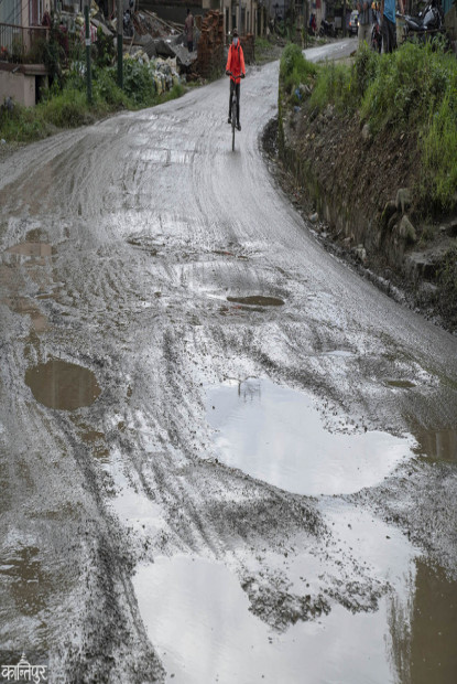 छ महिनमै उप्कियो चापागाउँ–सुनाकोठी सडकखण्डको कालोपत्र, वर्षा रोकिएपछि मर्मत गरिने