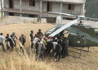 बाजुरामा प्रहरीको राइफल पनि लुटियो