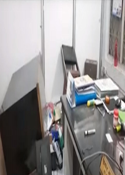 तालाबन्दी गर्न नदिएपछि नगरपालिका भवन तोडफोड