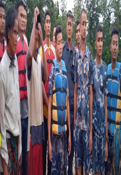 नदीको बिच टापुमा फसेका कैलालीका दुई जनाको सकुशल उद्धार