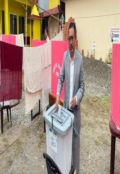 रुपन्देहीबाट गृहमन्त्री खाँणले गरे मतदान