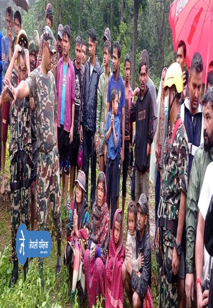 महाकाली नदीमा फसेका पाँच जनाको हेलिकप्टर मार्फत उद्दार