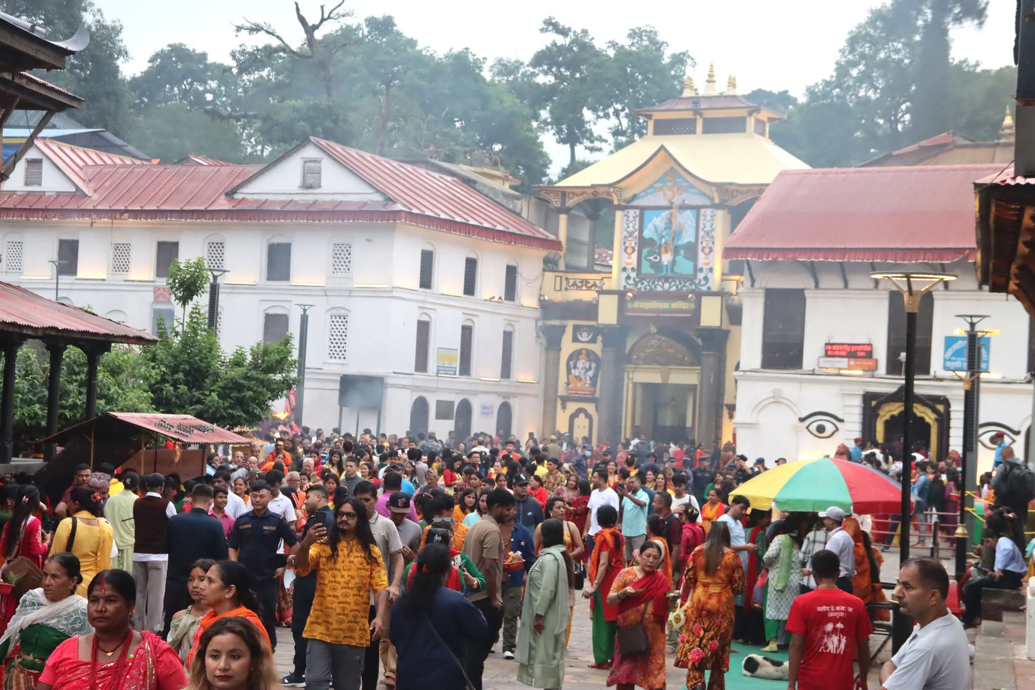 साउनको पहिलो सोमबार पशुपतिमा भक्तजनको भिड (फोटो फिचर)