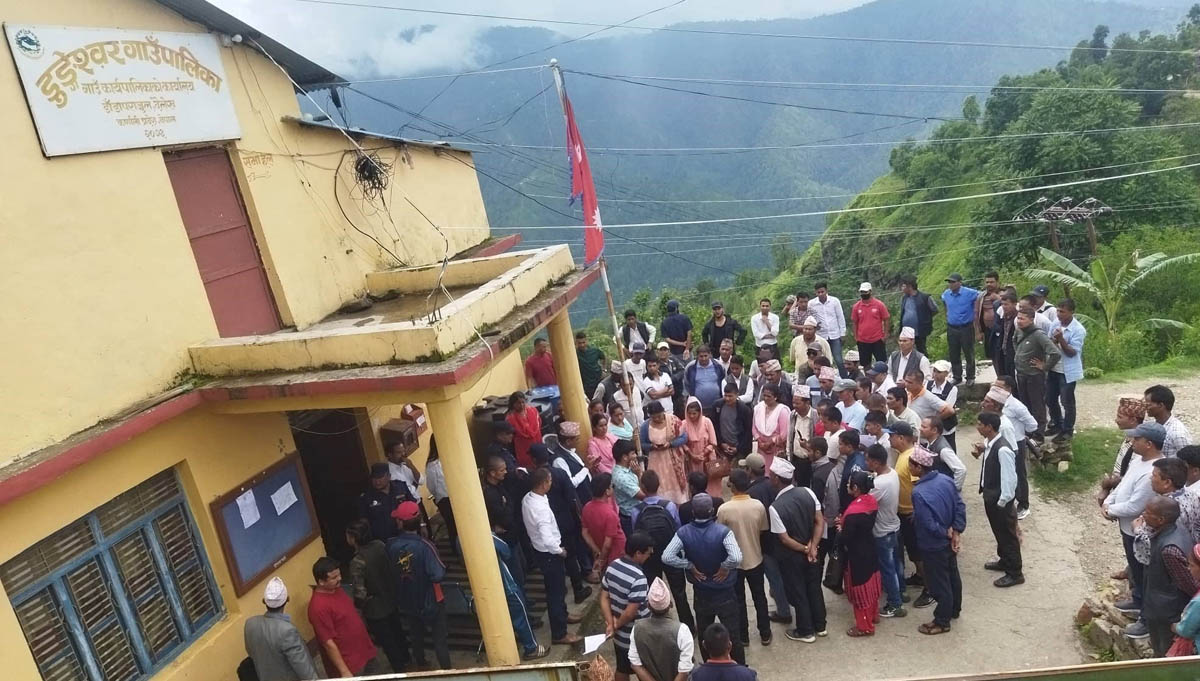 करार कर्मचारी निस्कासन विवादः कतै कार्यालय तोडफोड, कतै तालाबन्दी