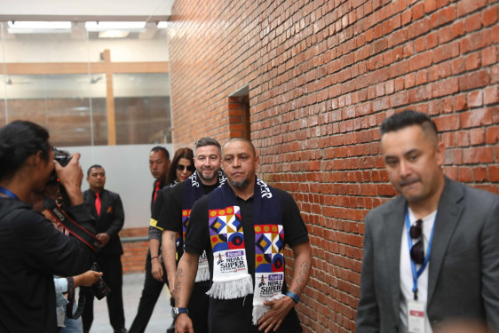 नेपाल आइपुगे चर्चित फुटबलर रोबर्टो कार्लोस