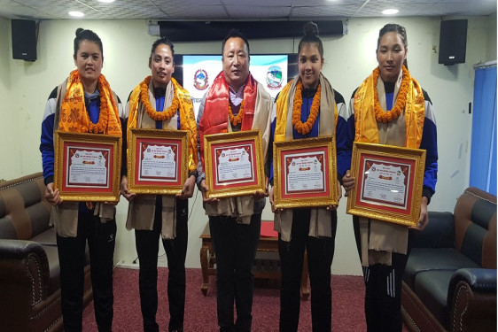 भलिबलका ४ खेलाडी नगदसहित सम्मानित