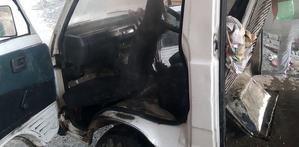 गुडिरहेको भ्यानमा एक्कासि आगो लागेपछि...