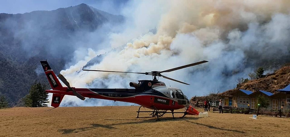 हेलिकप्टर प्रयोग गरी डढेलो नियन्त्रण