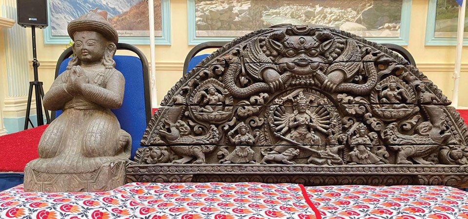 नेपालबाट हराएका दुई मूर्ति बेलायत प्रहरीद्वारा फिर्ता