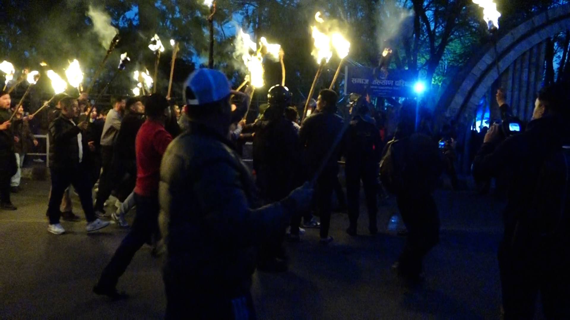 पार्टीको झण्डा जलाएको विरोधमा  प्रदर्शन  (तस्बिर सहित)