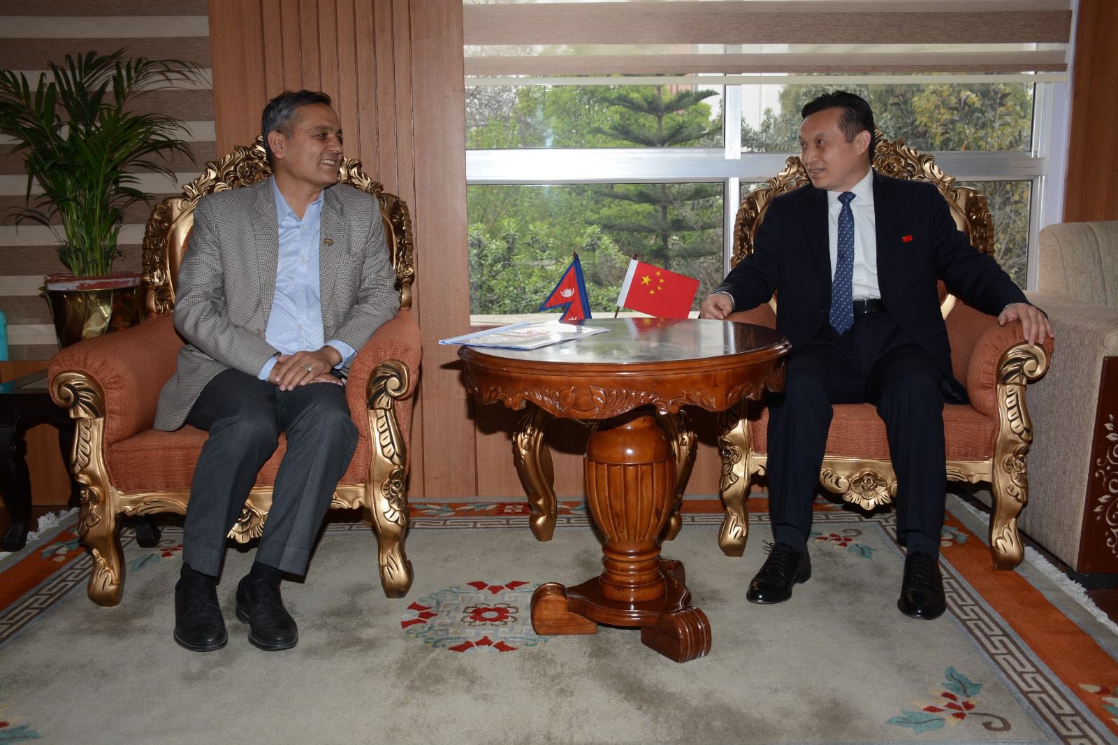 गृहमन्त्री अर्याल र चिनियाँ राजदूत माओमिङबीच शिष्टाचार भेट
