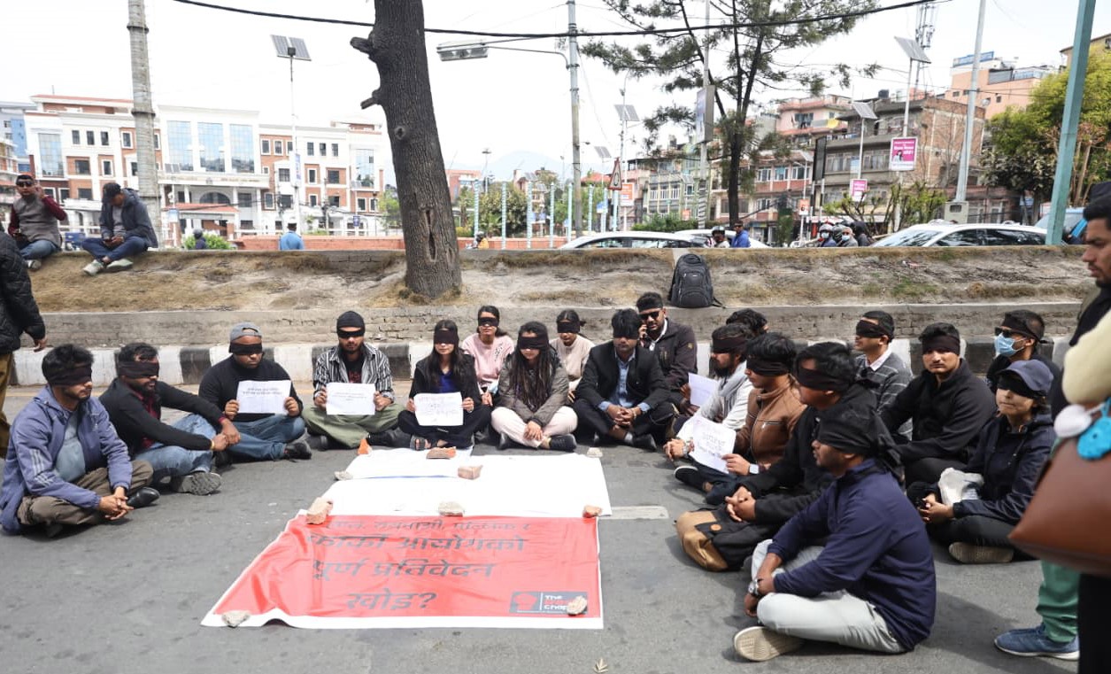 जाँचबुझ आयोगको प्रतिवेदन सार्वजनिक गर्न माग गर्दै आँखामा कालो पट्टी बाँधेर प्रदर्शन