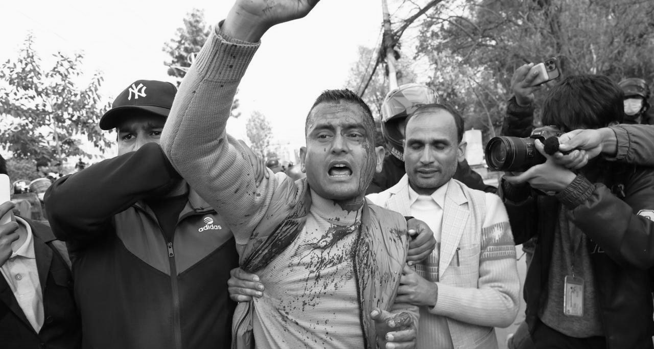 प्रहरी र एमालेका प्रदर्शनकारीबिच झडप