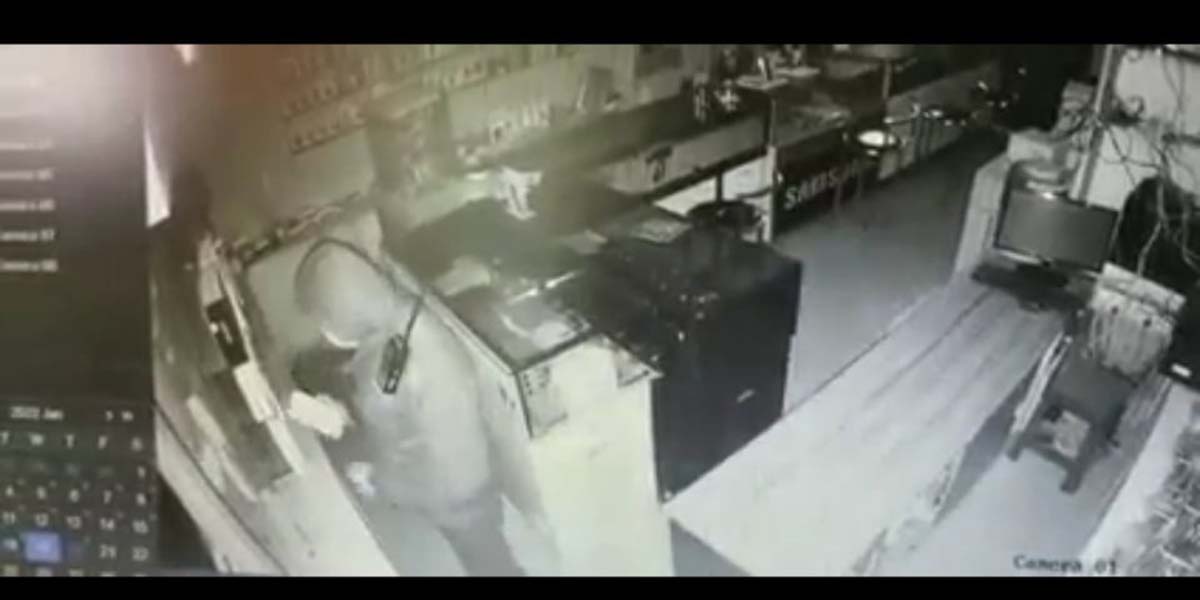 जब प्रहरीले नै मोवाईल ग्यालरीबाट मोवाईल चोरेपछि... (भिडियो सहित)