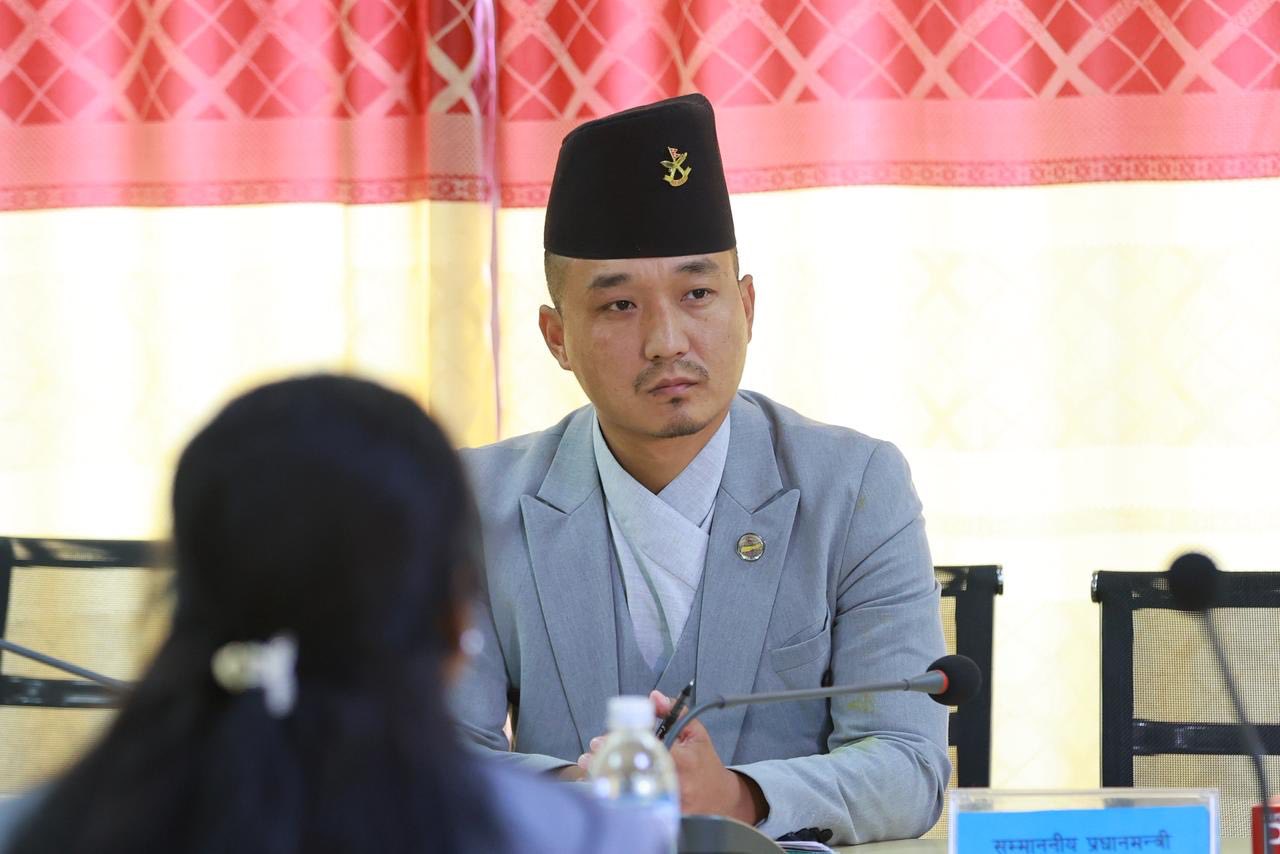 गृहमन्त्री गुरुङलाई पक्राउ गरी अनुसन्धान गर्न माग गर्दै प्रहरी हेडक्वार्टरमा उजुरी