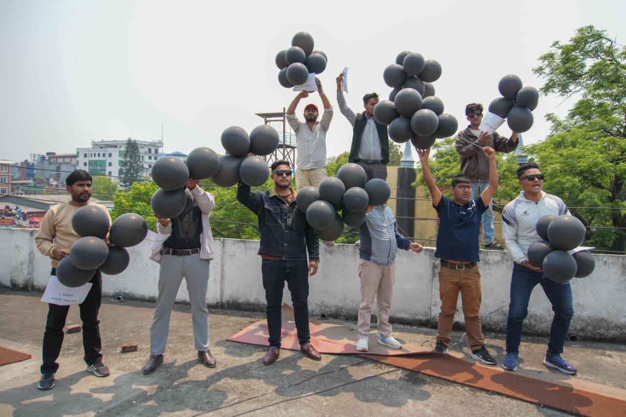कालो बेलुन उडाएर सरकारको निर्णयविरुद्ध विद्यार्थी संगठनको संयुक्त विरोध 