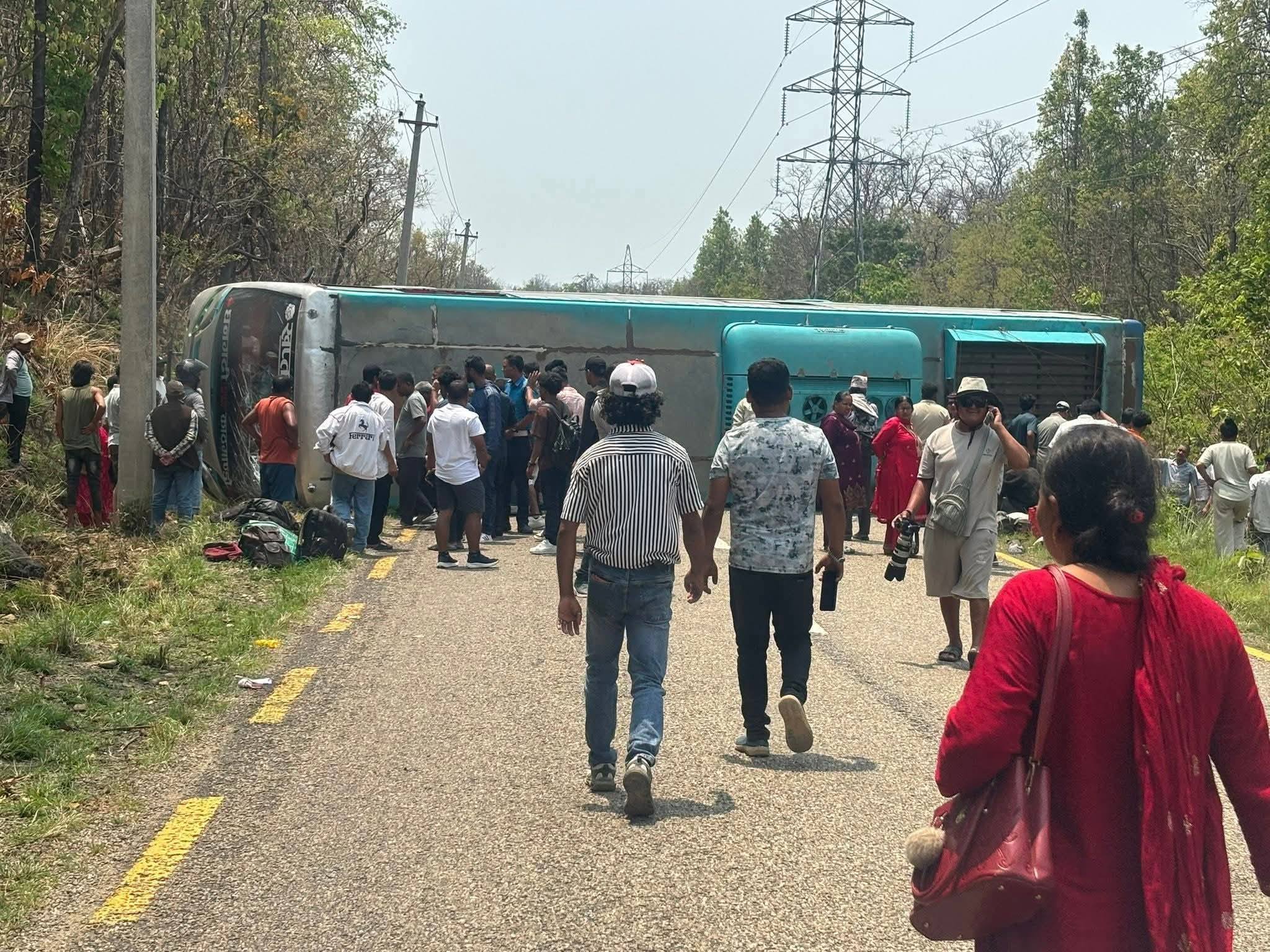 बर्दिया राष्ट्रिय निकुञ्जमा खप्तड यातायातको बस दुर्घटना, पूर्व–पश्चिम राजमार्ग पूर्ण रूपमा अवरुद्ध