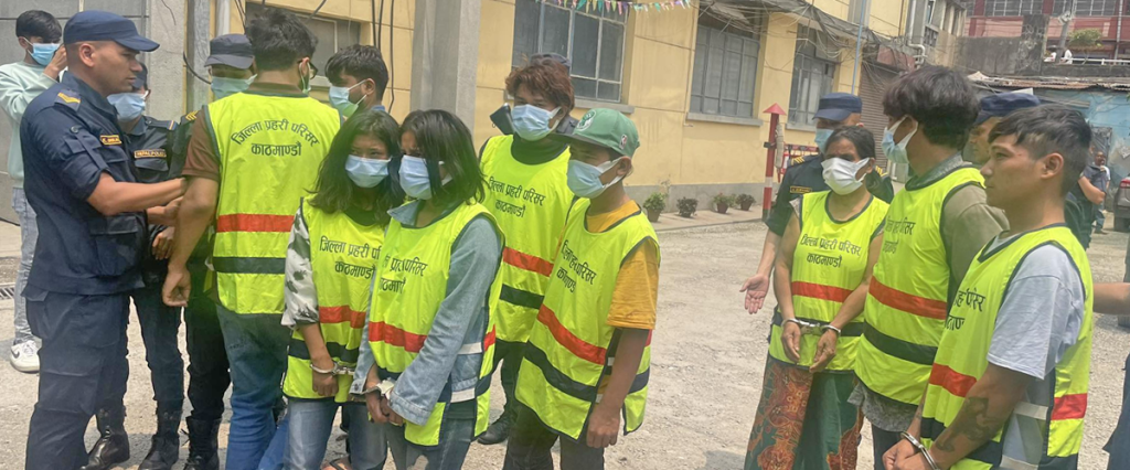 प्रहरीको हत्यामा संलग्नलाई समात्न प्रहरीद्वारा हवाई फायर, ७ जना सार्वजनिक