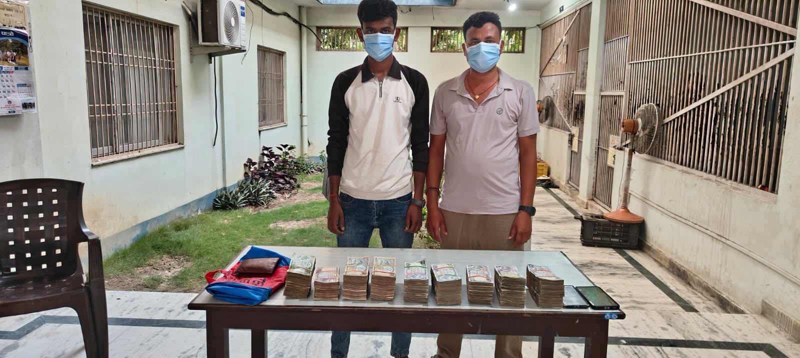 सर्लाहीमा स्रोत नखुलेको ३२ लाख नेपाली रुपैयाँसहित दुई जना पक्राउ