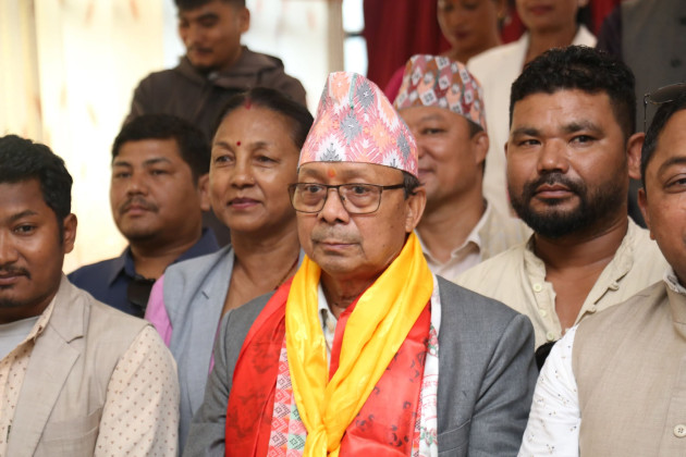 रेशम चौधरीले श्रीमतीलाई हटाएर बुबालाई बनाए अध्यक्ष