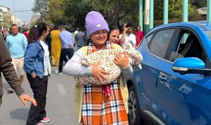 दश दिने शिशु च्यापेरै मतदानमा सहभागी भईन् रञ्जु दर्शना