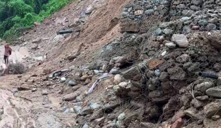 पहिरोले मेची राजमार्ग अवरुद्ध