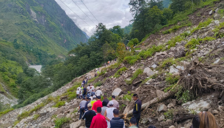 बाढी र पहिरोका कारण देशका यी राजमार्ग छन् अवरुद्ध