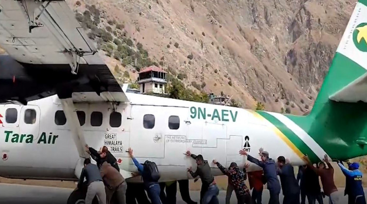 बाजुरामा यात्रुले जहाजलाई आफैं धकेल्न थालेपछि...