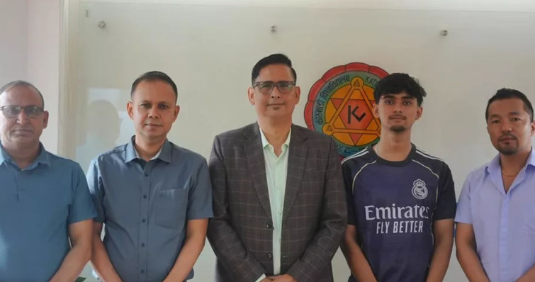 जेनजी आन्दोलनमा घाइते आयुषलाई काठमाडौं विश्वविद्यालयको पूर्ण छात्रवृत्ति