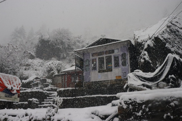 मनाङमा बस्ती ढाकिने गरी हिमपात