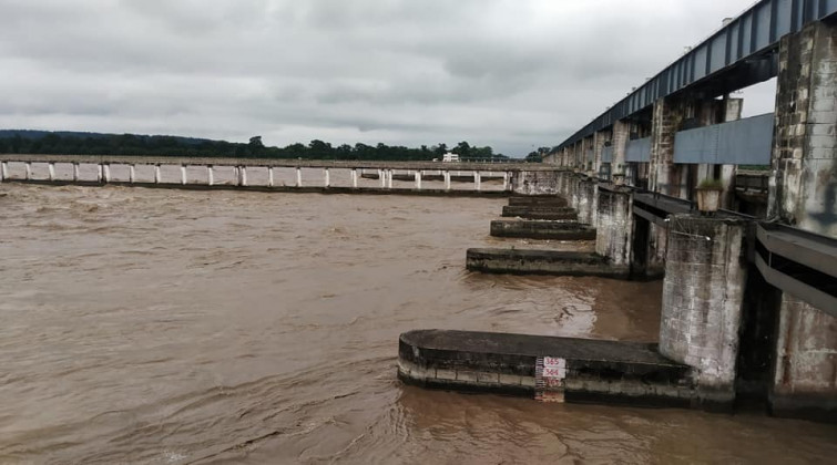 गण्डक ब्यारेजमा बज्यो खतराको घण्टी, सबै ढोका खोलीयो