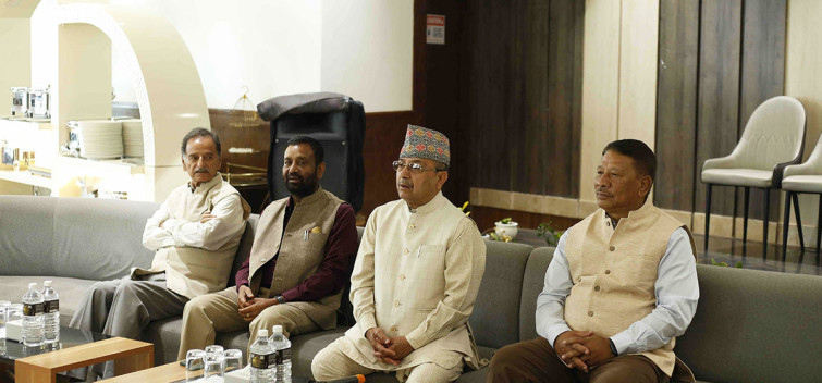 कांग्रेस नेता पूर्णबहादुर खड्का समूहको बैठक बस्दै