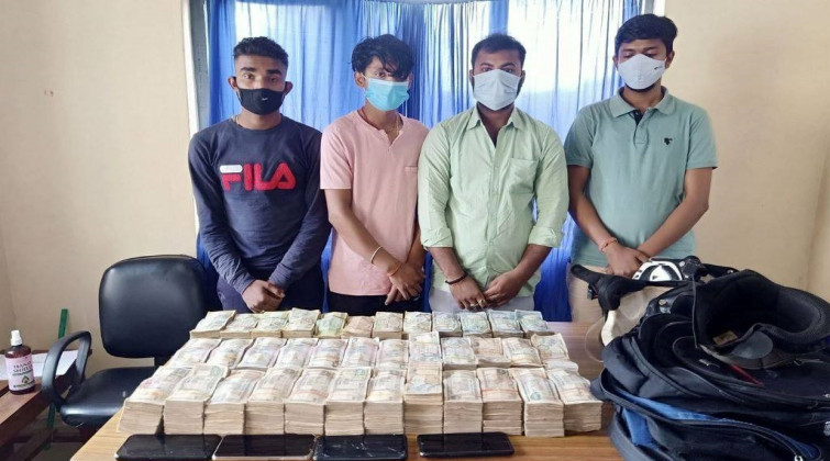 पर्सा प्रहरीद्वारा ८२ लाख ५० हजार रकमसहित ४ जना हुण्डी कारोबारी पक्राउ 