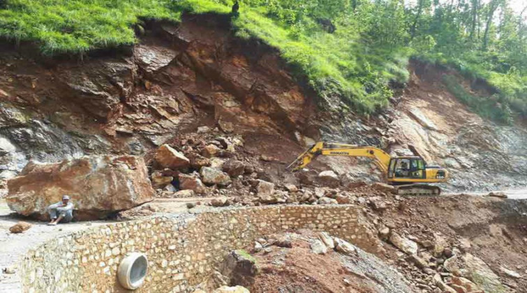 मध्यपहाडी लोकमार्ग दैनिक साढे तीन घण्टा बन्द